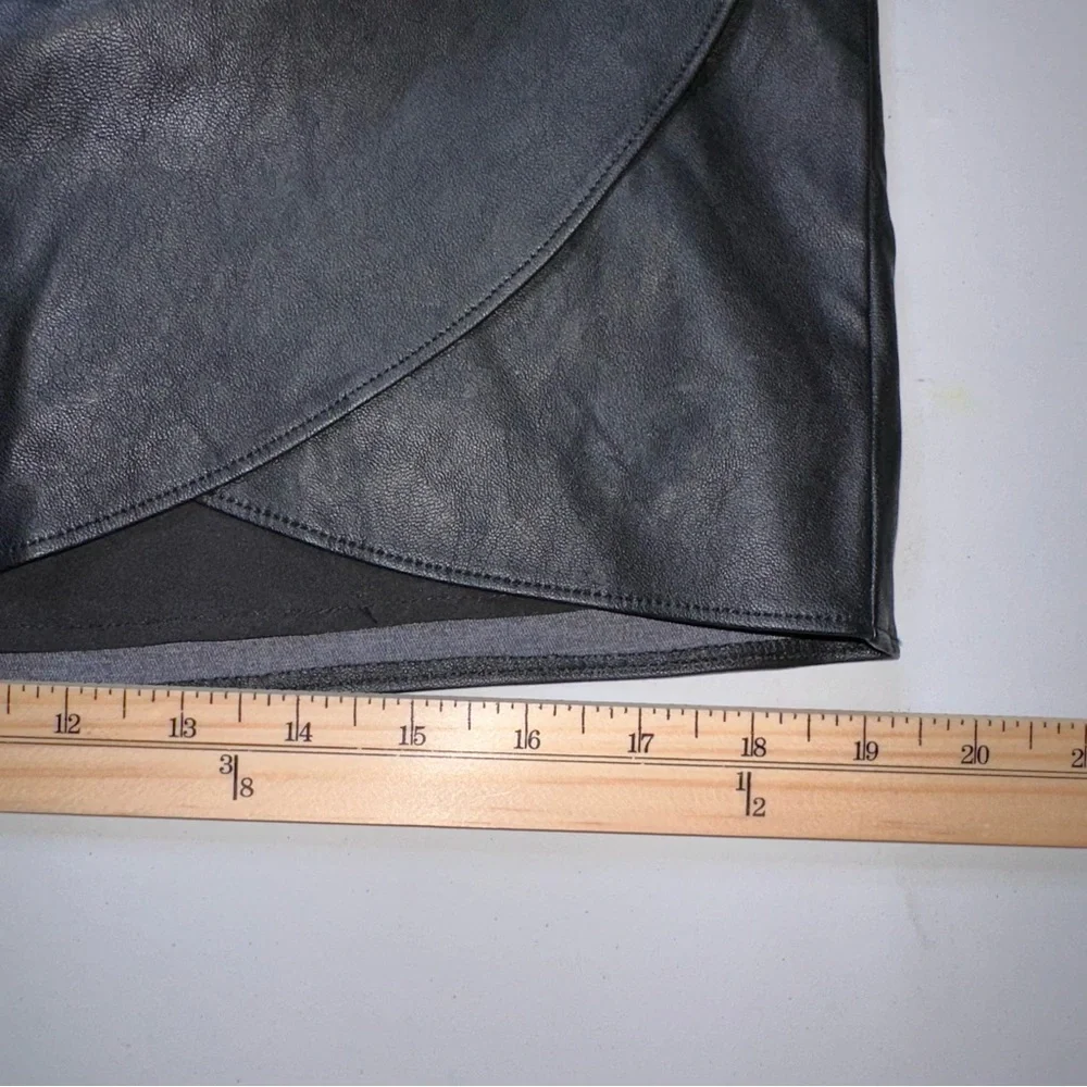 Abercrombie & Fitch Black Faux Leather Mini Skirt Gathered Side Ruching ‎ Size M